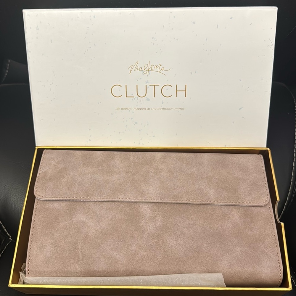 Clutch by Seint Beauty